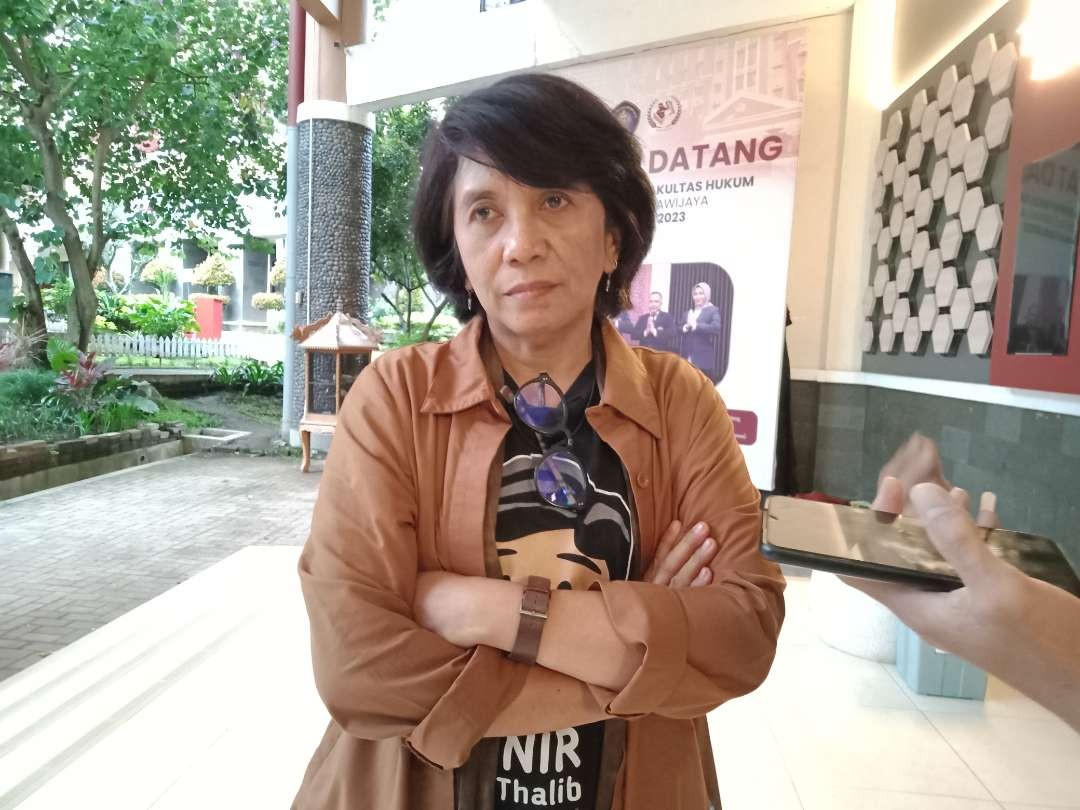 Aktivis HAM yang juga istri almarhum Munir Said Thalib, Suciwati saat ditemui usai acara Diskusi Publik Kemunduran Demokrasi dan Matinya Hak Asasi Manusia di Ballroom Munir, Fakultas Hukum Universitas Brawijaya, Kota Malang, Senin, 5 Februari 2024. (Foto: Moh Badar Risqullah/Ngopibareng.id)