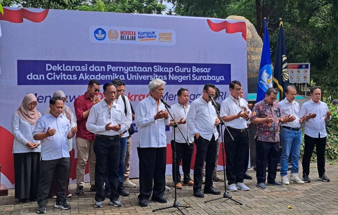 Civitas dan guru besar Unesa menyatakan sikap terkait demokrasi Indonesia saat ini. (Foto: Pita Sari/Ngopibareng.id)