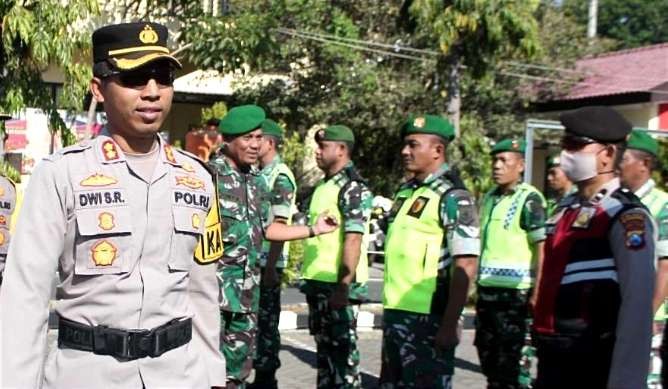 Kapolres Situbondo AKBP Dwi Sumrahadi Rakhmanto saat memeriksa personel gabungan TNI-Polri pengamanan Pemilu 2024 di Situbondo.(Foto: Guido/Ngopibareng.id)