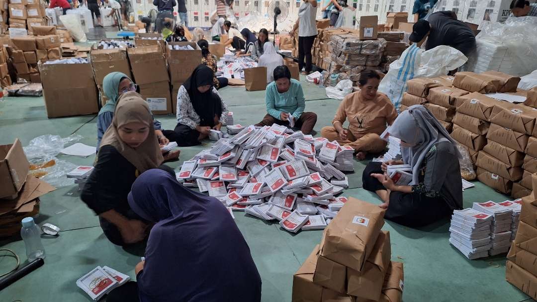 Proses setting dan packing logistik Pemilu berupa surat suara di Gudang Logistik KPU Kota Surabaya, Jalan Margomulyo, Surabaya. (Foto: Julianus Palermo/Ngopibareng.id)