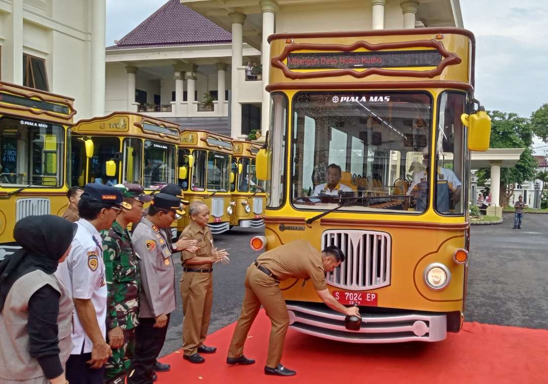 Bupati Tuban resmi launcing bus sekolah gratis di depan Kantor Pemkab Tuban. (Foto: Khoirul Huda/Ngopibareng.id)