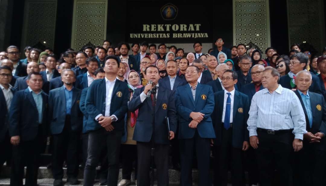 Civitas Akademika Universitas Brawijaya Malang yang terdiri dari para guru besar dan mahasiswa saat menyampaikan pernyataan sikap di depan Gedung Rektorat Universitas Brawijaya, Kota Malang, pada Selasa, 6 Februari 2024. (Foto: Ngopibareng.id/Moh Badar Risqullah)