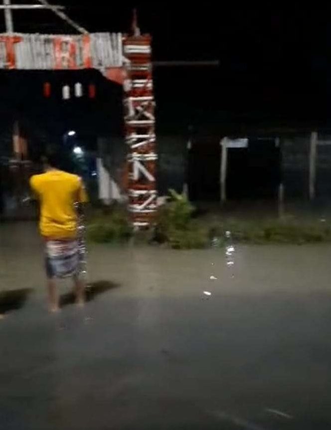 Salah satu komplek perumahan di Desa Ngumpak Dalem,  Kecamatan Dander, Kabupaten Bojonegoro banjir, pada Selasa 6 Februari 2024.(Foto: tangkapan layar)