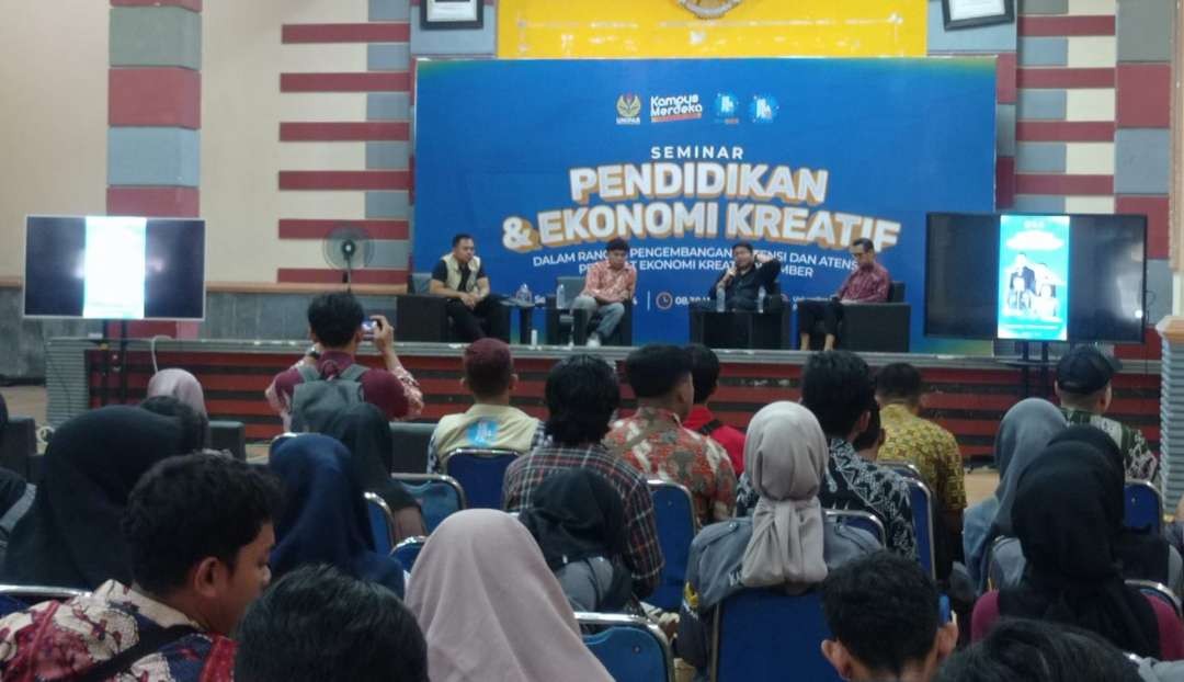 Ketua Umum Gekrafs Kawendra Lukistian saat menjadi pemateri Seminar Pendidikan dan Ekonomi Kreatif di UNIPAR Jember (Foto: Rusdi/Ngopibareng.id)