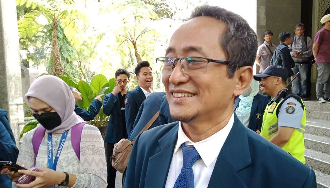 Guru Besar FH UB Malang, Prof. Rachmad Safa’at saat diwawancarai usai menyampaikan pernyataan sikap bersama Civitas Akademika UB Malang yang digelar di depan Gedung Rektorat Universitas Brawijaya, Kota Malang, pada Selasa, 6 Februari 2024. (Foto: Moh Badar Risqullah/Ngopibareng.id)