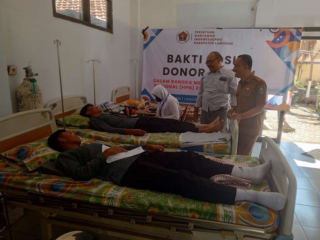 PWI Lamongan mengawali kegiatan HPN 2024 dengan menggelar donor darah di SMA Negeri 1 Lamongan (Foto: Imron Rosidi/Ngopibareng.id)