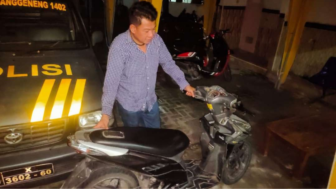 Wakapolsek Karanggeneng Ipda Sofian Ali Karanggeneng dengan barang bukti motor korban (Foto : Istimewa)