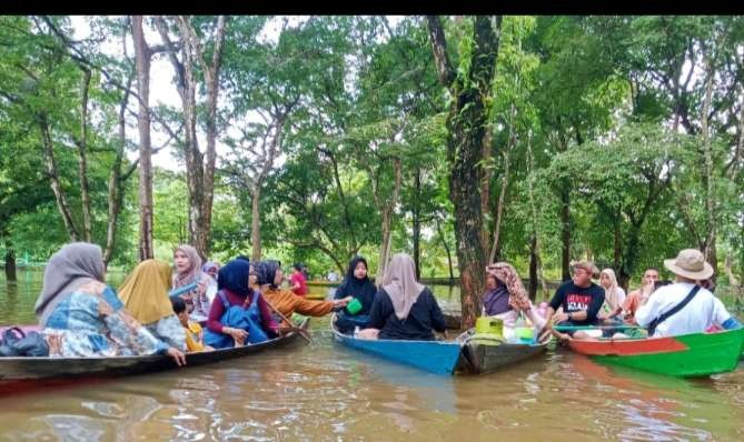 Pasar Apung di Kawasan Cagar Budaya Nasional Candi Muaro Jambi menjadi destinasi wisata (Foto: Asmanu Sudharso/ngopibareng.id)