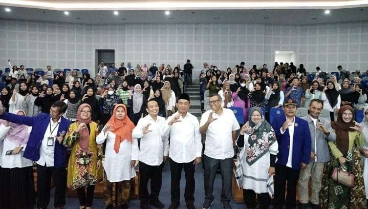 Menteri Koordinator Bidang Pembangunan Manusia dan Kebudayaan (Menko PMK) Muhadjir Effendy memberikan tantang bagi para mahasiswa program studi Pendidikan Luar Sekolah. (Foto: Dok Kemenko PMK)