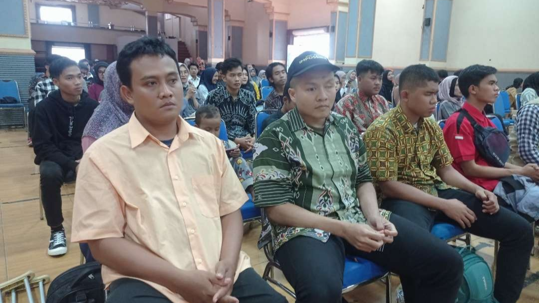 Gilang Riastanto (tengah memakai topi) saat menyampaikan aspirasi kepada Staf Khusus Presiden RI. (Foto: Rusdi/Ngopibareng.id)