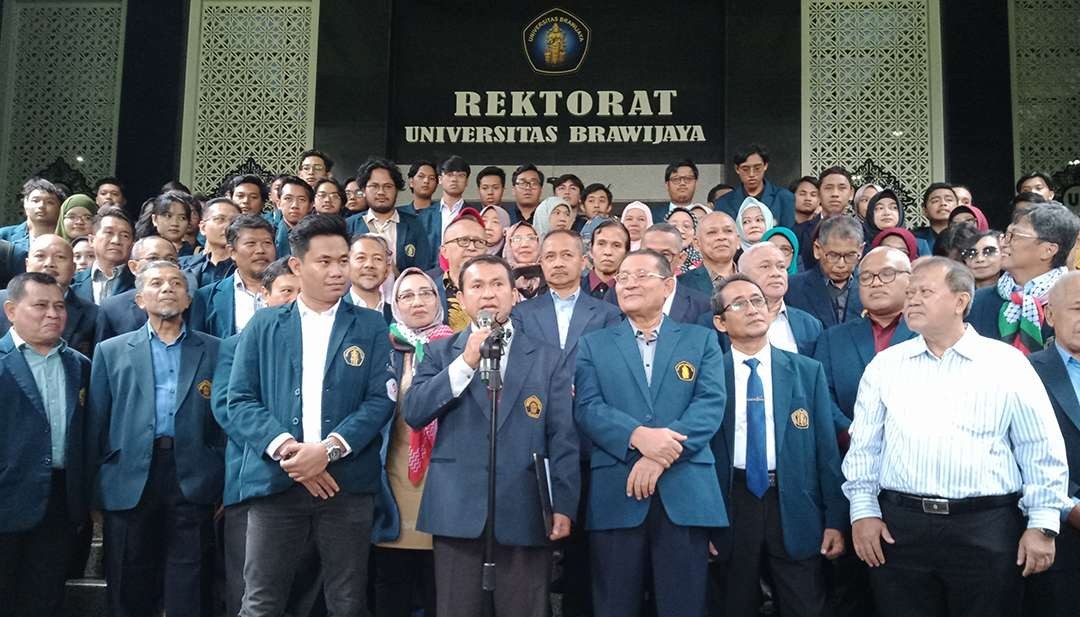 Sekretaris Dewan Profesor Universitas Brawijaya (UB) Malang, Prof. Sukir Maryanto (pegang mikrofon) saat menyampaikan pernyataan sikap di depan Gedung Rektorat Universitas Brawijaya, Kota Malang, pada Selasa, 6 Februari 2024. (Foto: Moh Badar Risqullah/Ngopibareng.id)