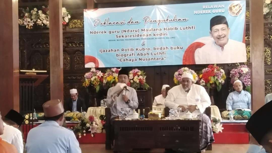 Relawan Ndaru di Kediri Bedah Buku Otobiografi Habib Lutfi. (Foto: Fendi Lesmana/Ngopibareng.id)