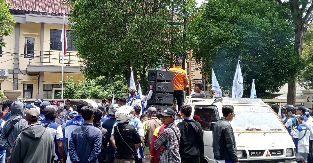 Ratusan pekerja menggelar aksi unjuk rasa di depan kantor Disnakerin Tuban (Foto: Khoirul Huda/Ngopibareng.id)