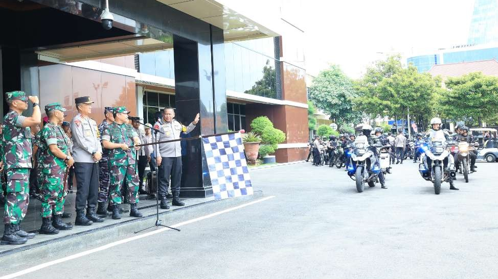 Kapolda Jatim, Ijen Pol Imam Sugianto saat melepas patroli skala besar di Mapolda Jatim, Surabaya, Selasa 6 Februari 2024. (Foto: Istimewa)