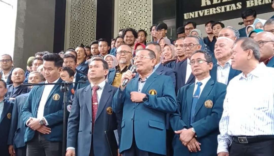 Ketua Senat Akademik UB Malang, Prof Nuhfil Hanani menjawab pertanyaan awak media usai menyampaikan pernyataan sikap di depan Gedung Rektorat Universitas Brawijaya, Kota Malang, pada Selasa, 6 Februari 2024. (Foto: Moh Badar Risqullah/Ngopibareng.id)