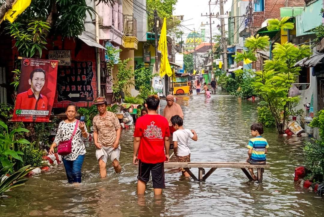 Banjir di Kecamatan Waru, Sidoarjo, Jawa Timur. (Foto: Aini Arifin/Ngopibareng.id)