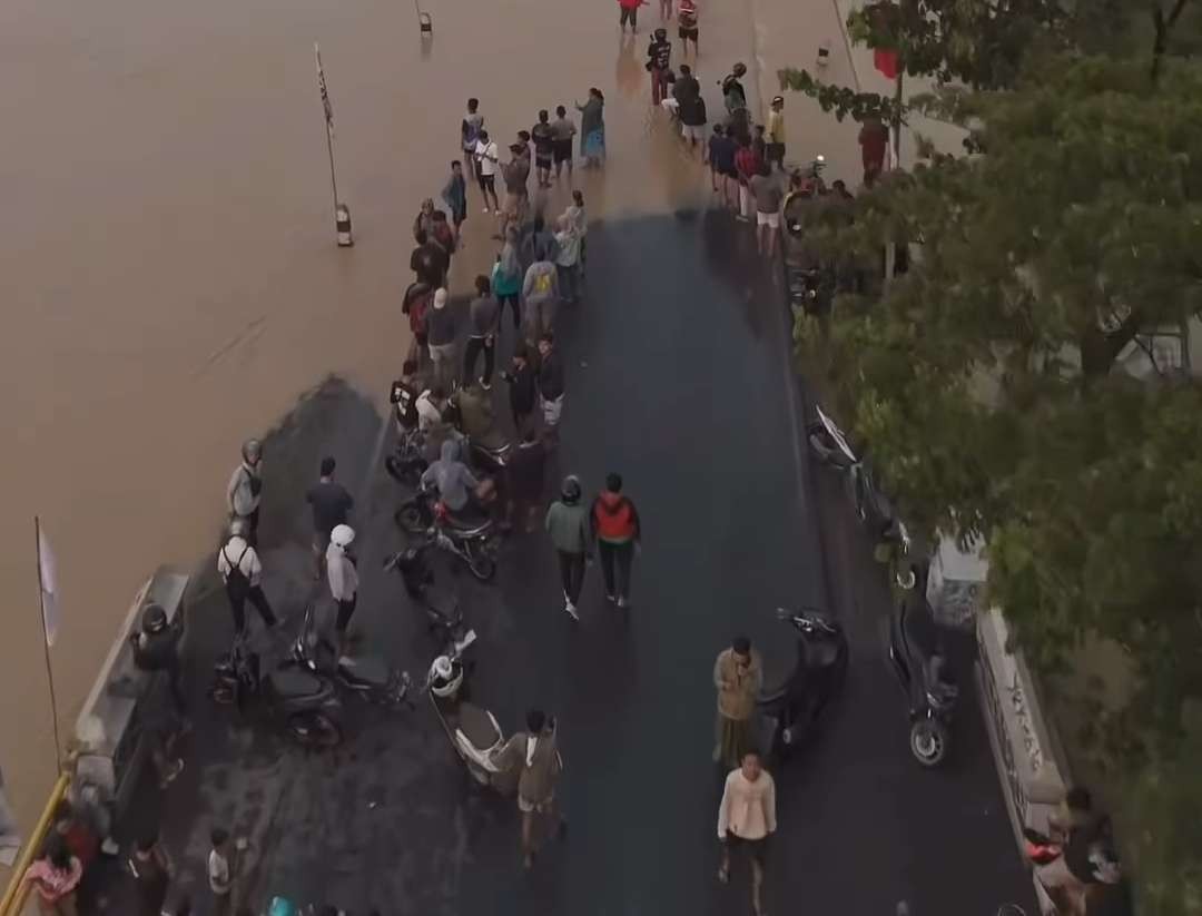 Akses jalan Gubug, Grobogan, Semarang, Jawa Tengah, terputus dampak banjir bandang. (Foto: Instagram @eksploresemarang)