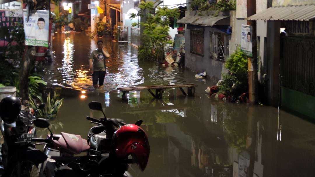 Banjir melanda perkampungan di Bungurasih, Waru, Sidoarjo. (Foto: Fariz Yarbo/Ngopibareng.id)