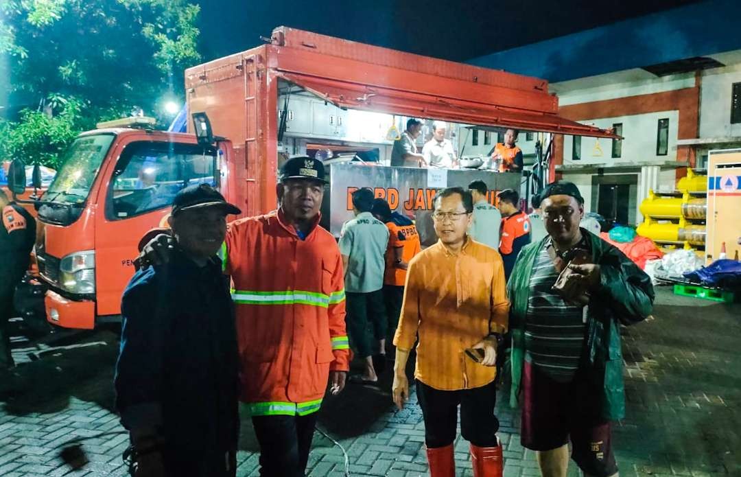 BPBD Kabupaten Sidoarjo saat tiba di posko pengungsian banjir Waru. (Foto: Aini Arifin/Ngopibareng.id)