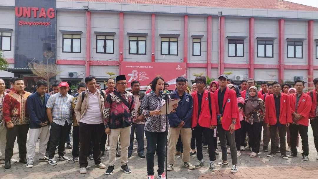 Sivitas Akademika sejumlah pergurun tinggi Banyuwangi memyampaikan pernyataan sikap (foto: Muh Hujaini/Ngopibareng.id)