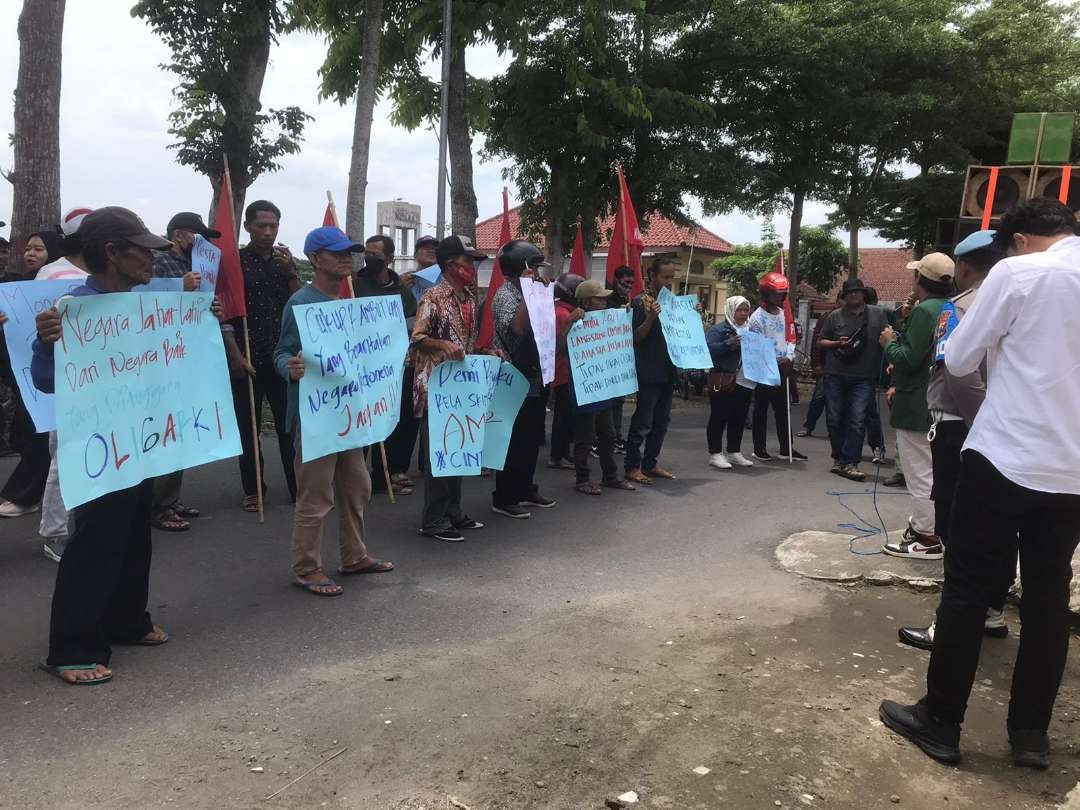 Puluhan relawan Koalisi Masyarakat Peduli Pemilu Bersih (KMPPB) demo di depan Kantor KPUD Kota Blitar, jalan Pemuda Soepomo, Kelurahan Gedog, Kecamatan Sananwetan, Kota Blita, Jawa Timur, menuntut Pemilu  bersih tanpa pelanggaran money politic, Rabu 7 Februari 2024. (Foto: Choirul Anam/Ngopibareng.id)