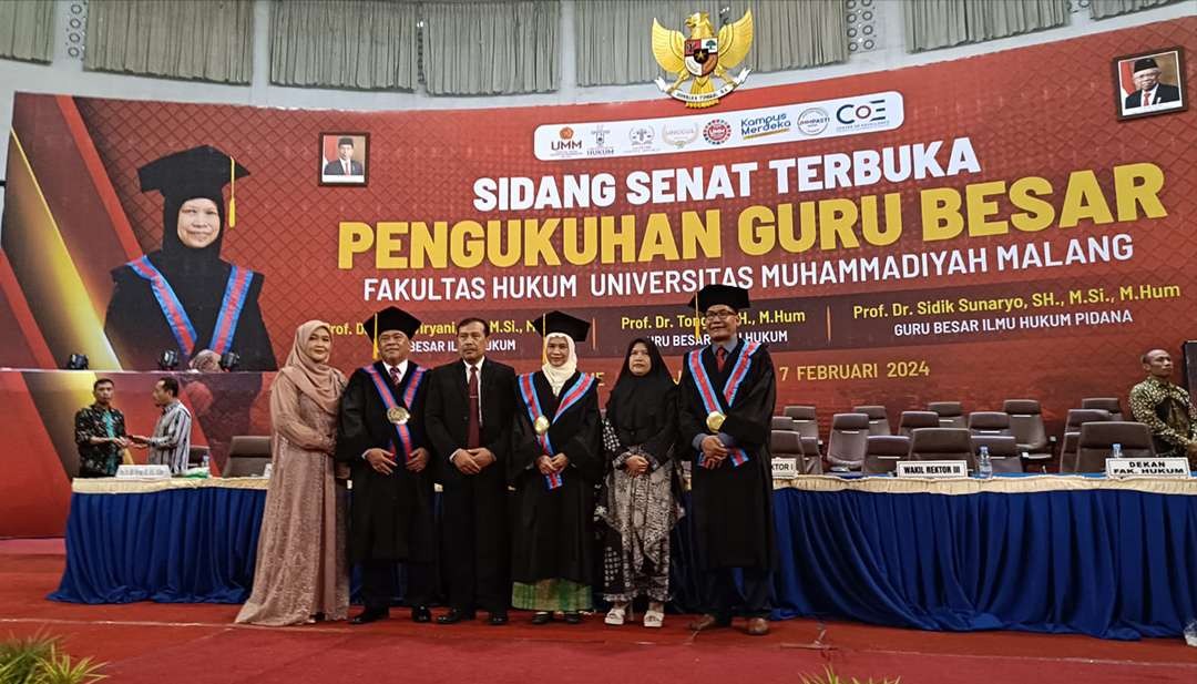 Profesor Sidik Sunaryo, Profesor Tongat, dan Profesor Fifik Wiryani foto bersama usai acara pengukuhan guru besar baru Fakultas Hukum UMM yang digelar di Dome UMM, Kota Malang, Rabu, 7 Februari 2024. (Foto: Ngopibareng.id/Moh Badar Risqullah)