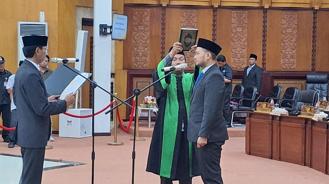 Ketua DPRD Kota Surabaya Adi Sutawijono saat mengambil sumpah PAW anggota DPRD Kota Surabaya Fraksi Demokrat-NasDem Airlangga Justitia, di ruang rapat DPRD Kota Surabaya, Rabu 7 Februari 2024. (Foto: Julianus Palermo/Ngopibareng.id)