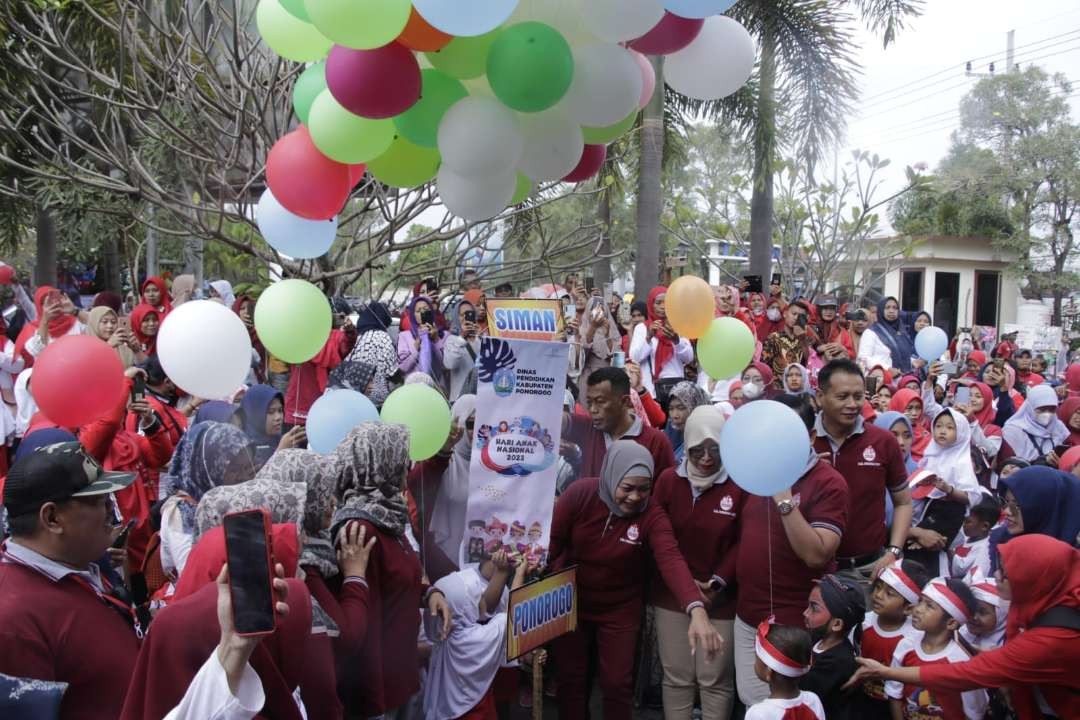 Bupati Ponorogo Sugiri Sancoko bersama Bunda PAUD Susilowati ketika melepas balon menandai pembukaan Lomba Kreativitas Anak, Rabu 7 Juni 2023. (Foto: dok. kominfo jatim)