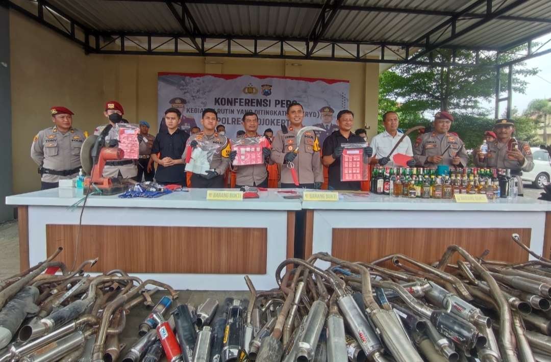 Konferensi pers pengungkapan kasus menjelang Pemilu 2024 di Mapolres Mojokerto.(Foto Deni Lukmantara/Ngopibareng)