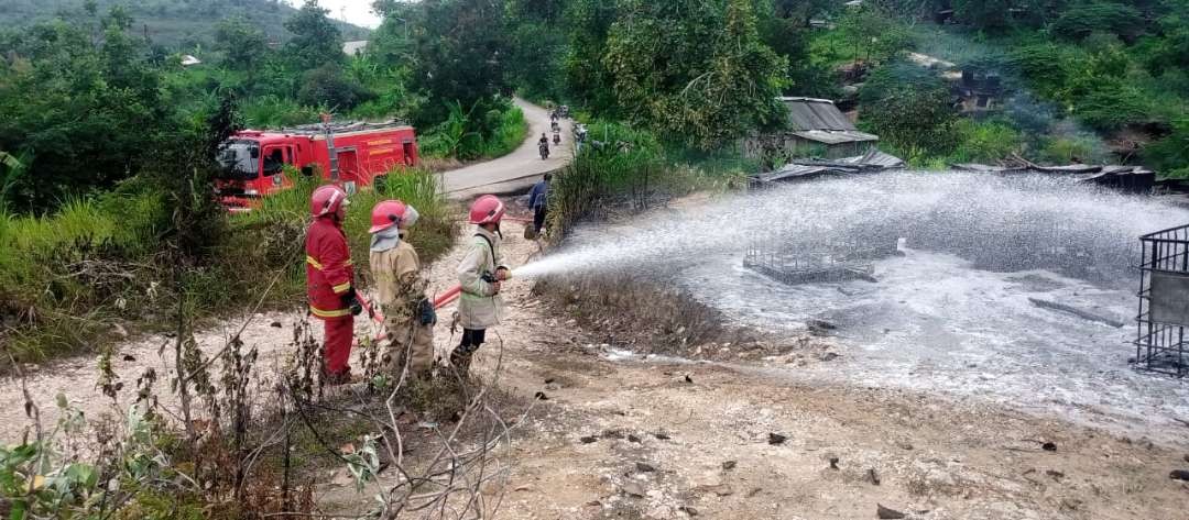 Kebakaran di lapangan minyak Wonocolo Kecamatan Kedewan Kabupaten Bojonegoro, menghanguskan tempat penyulingan minyak ilegal di Wilayah Kerja Pertambangan (WKP) Pertamina EP Field Cepu Zona 11 pada Rabu 7 Februari 2024. (Foto: Sampurno/ngopibareng.id)