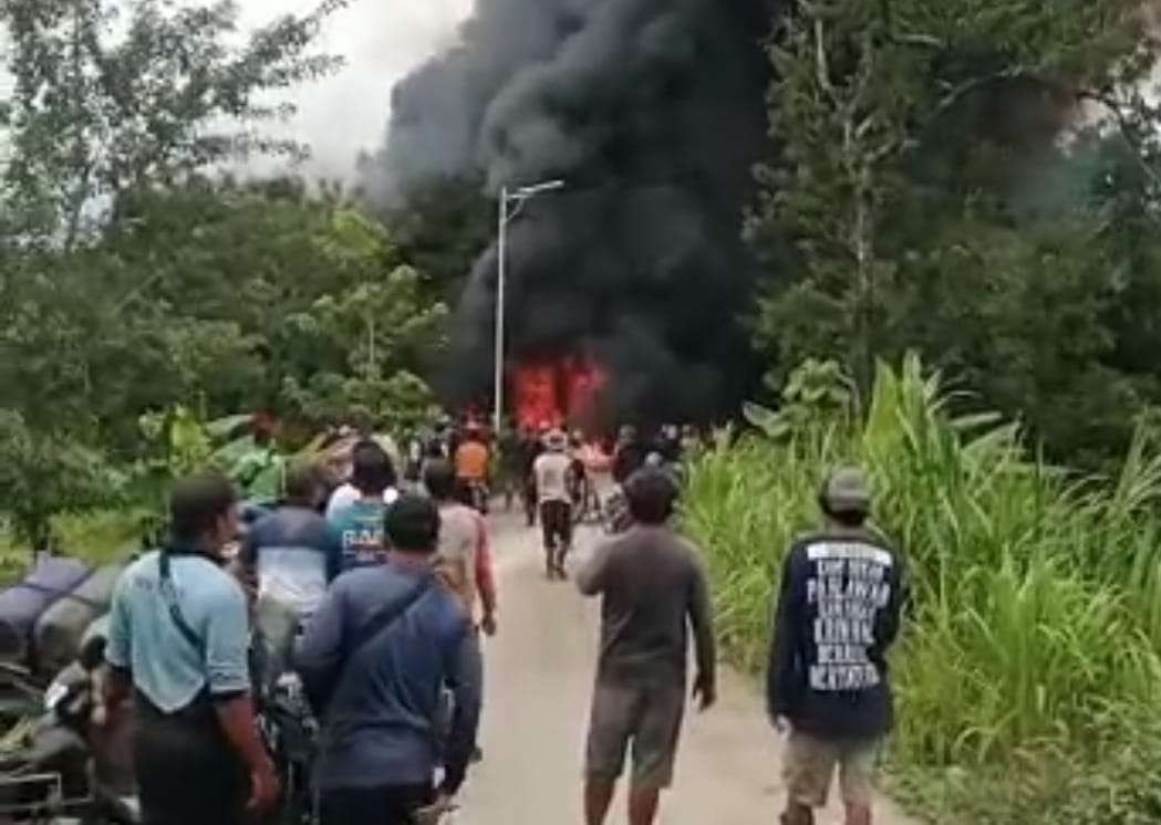 Kebakaran terjadi di tempat penyulingan minyak tradisional dan penambangan minyak mentah di Lapangan Wonocolo Kecamatan Kedewan Kabupaten Bojonegoro, Rabu 7 Januari 2024.(Foto: Sampurno/ngopibareng.id)