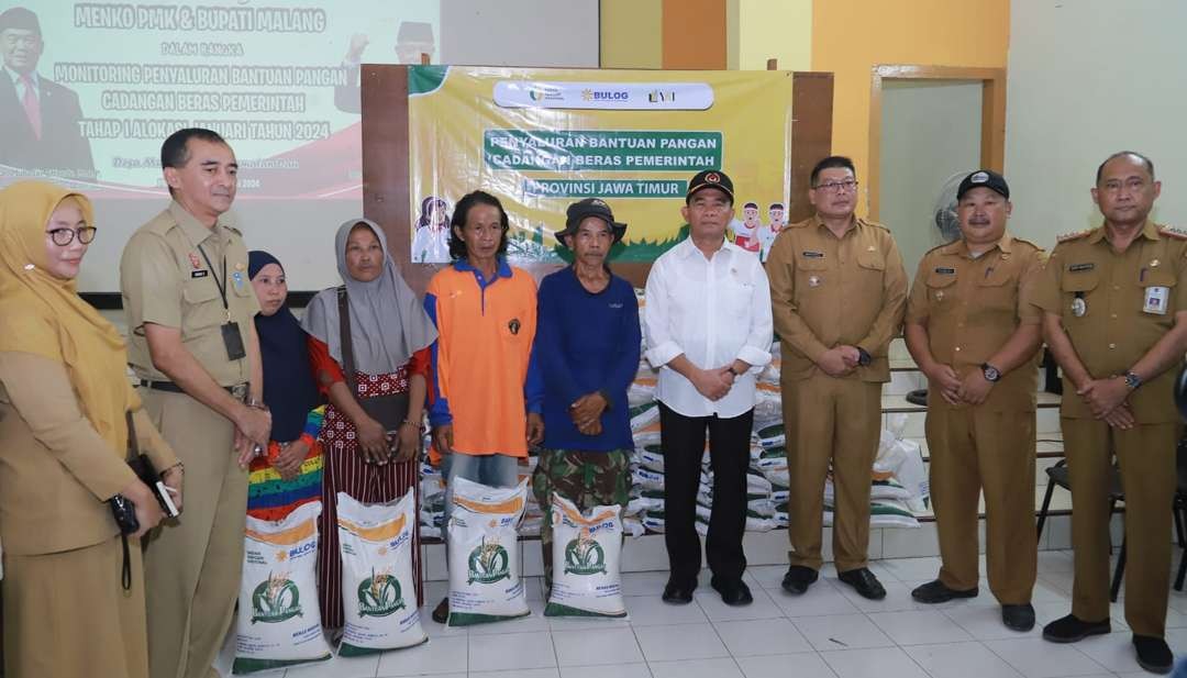 Menko PMK Muhadjir Effendy (baju putih) saat melakukan kunjungan kerja serta monitoring penyaluran bantuan beras 10 kg per bulan kepada KPM atau masyarakat kurang mampu di Desa Mulyoagung, Kecamatan Dau, Kabupaten Malang, pada Selasa, 6 Februari 2024. (Foto: Dokumentasi Pemkab Malang)