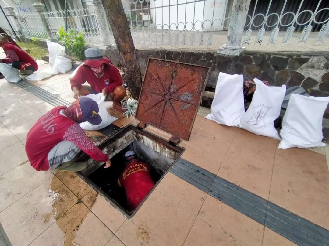 Ilustrasi pembersihan sampah di saluran air oleh Pemkot Surabaya. (Foto: Humas Pemkot Surabaya)