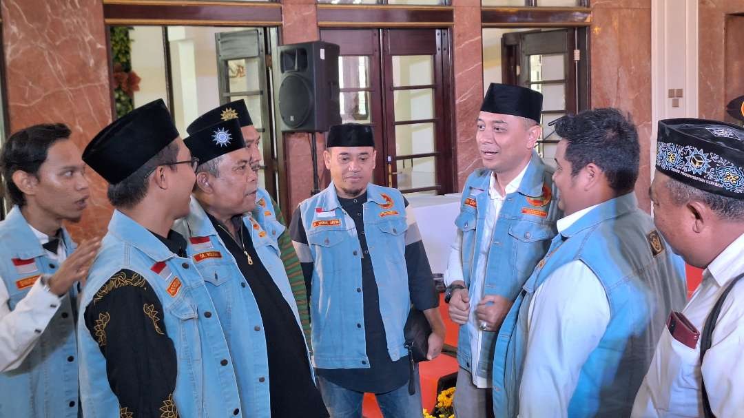 Walikota Surabaya Eri Cahyadi sesaat setelah menghadiri pelantikan pengurus Pemuda Muhammadiyah Kota Surabaya 2023-2027 di Kantor Walikota Surabaya, Jumat 2 Februari 2024. (Foto: Julianus Palermo/Ngopibareng.id)