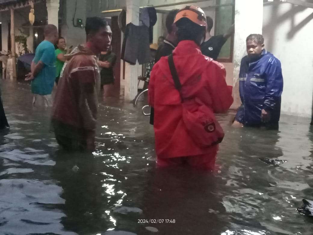 Relawan BPBD Jember saat turun membantu korban banjir di Kecamatan Kaliwates, Jember. (Foto: Dok BPBD Jember)