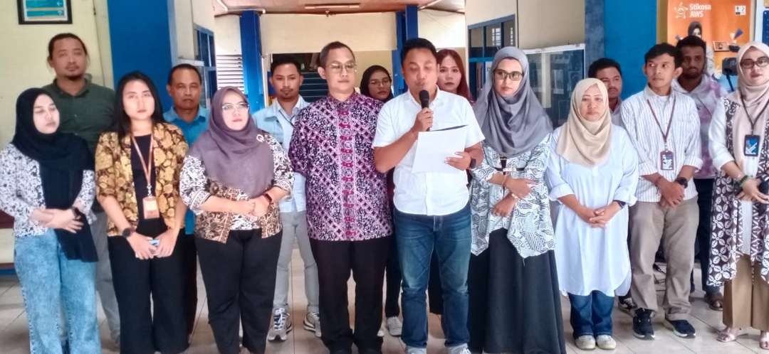 Pernyataan sikap Sekolah Tinggi Ilmu Komunikasi – Almamater Wartawan Surabaya (Stikosa AWS) soal memburuknya kualitas demokrasi di Indonesia pada Pemilu 2024. (Foto:  dok. Stikosa AWS)