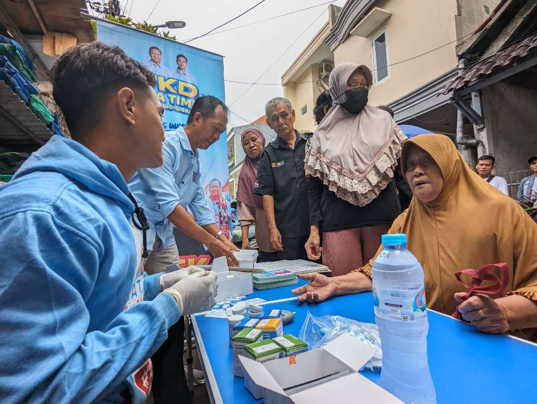 Warga saat mengikuti cek kesehatan gratis yang digelar TKD Jatim. (Foto: Istimewa)