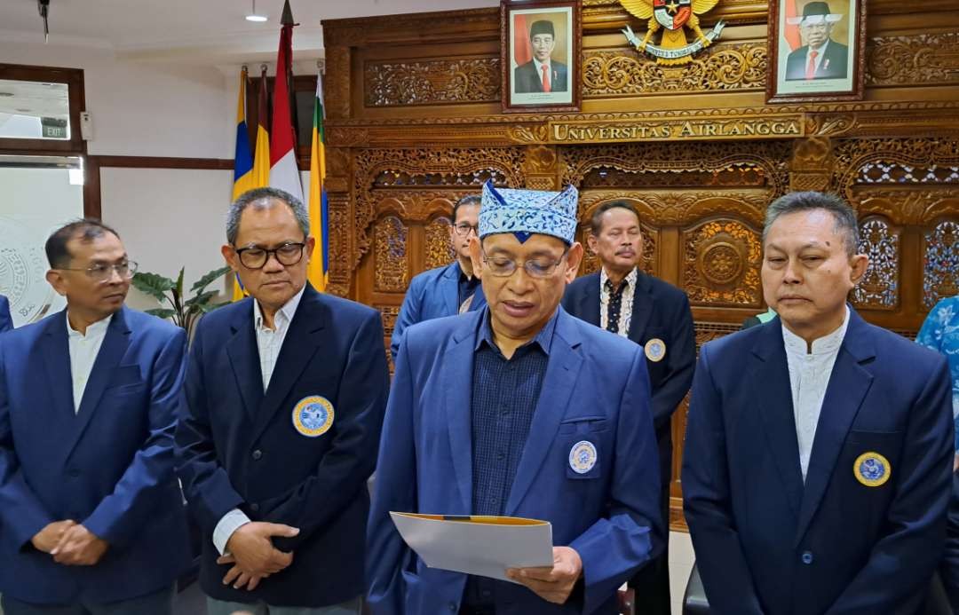 Rektor Unair Prof Nasih saat membacakan 10 sikap tanggapi demokrasi saat ini. (Foto: Pita Sari/Ngopibareng.id)