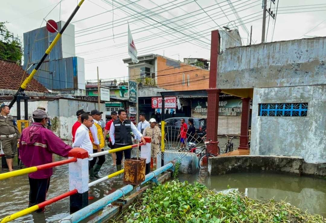 Wabup Sidoarjo, Subandi saat cek Sungai Buntung Waru diduga jadi penyebab banjir (Foto :Aini/Ngopibareng.id)