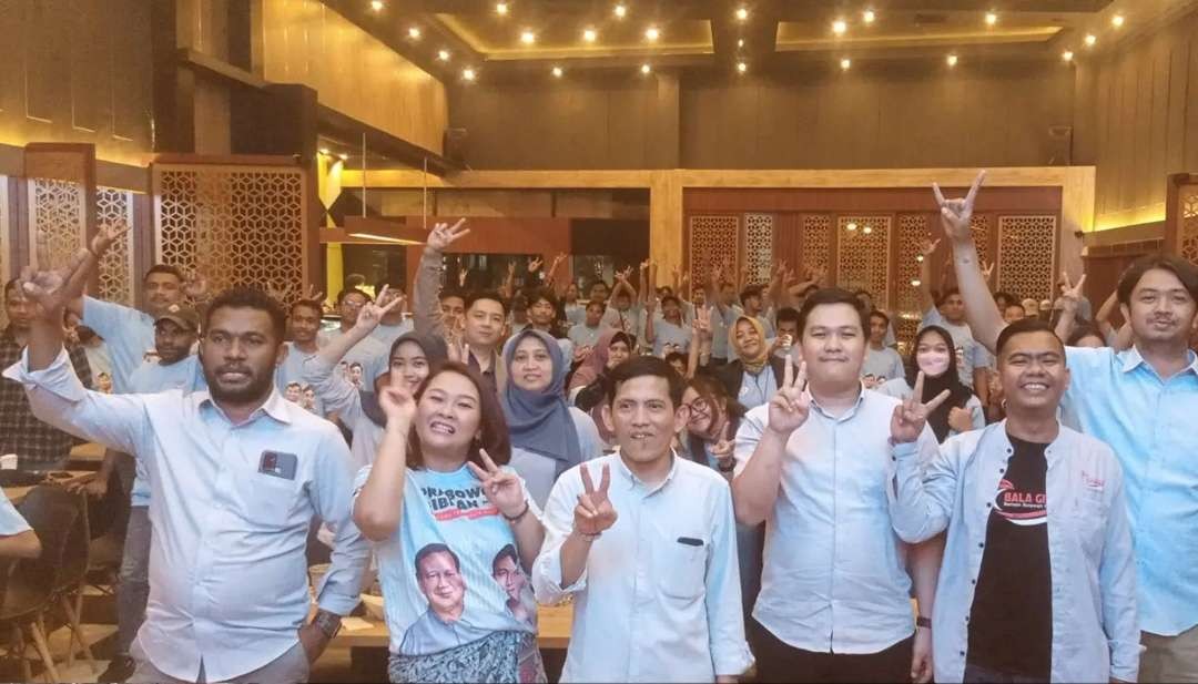 Bala Gibran Malang Raya saat menggelar kampanye program Prabowo-Gibran di salah satu café di Kelurahan Karangbesuki, Kecamatan Sukun, Kota Malang. (Foto: Dok. Bala Gibran Malang Raya)