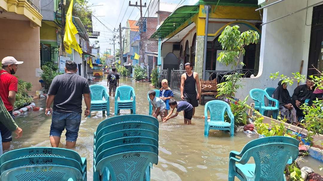 Sudah tiga hari sejak hujan deras yang melanda wilayah sekitar Bungurasih, Waru, Sidoarjo, salah satu wilayah yang terdampak parah yakni RT VII RW I belum juga surut. (Foto: Julianus Palermo/Ngopibareng.id)