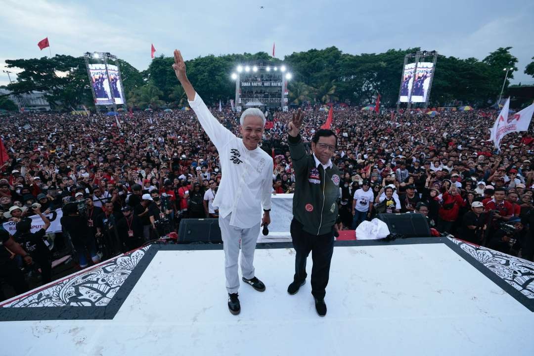 Capres Ganjar Pranowo dan Cawapres Mahfud MD di Hajatan Rakyat di Banyuwangi. (Foto: Tim Media Ganjar)