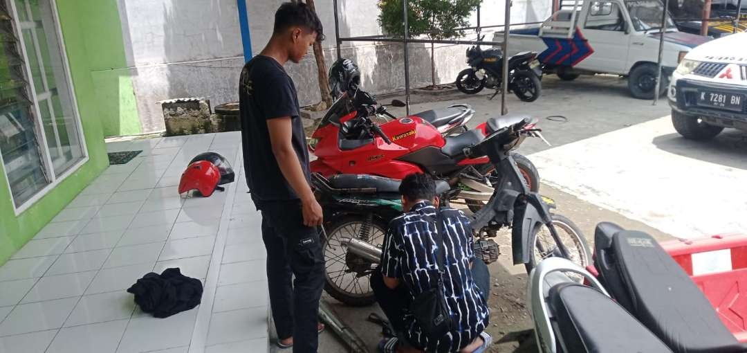 Pemuda di Cepu yang terjaring razia, didapati kendaraan bermotornya menggunakan knalpot brong. (Foto: Ist)