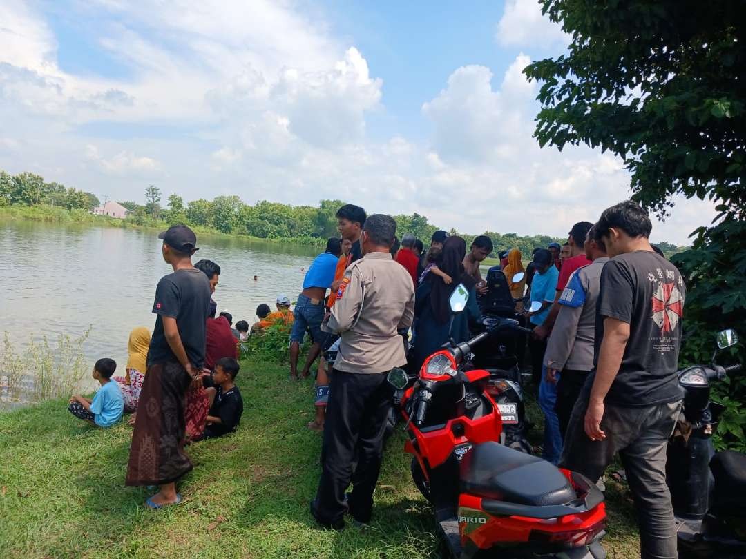 Suasana pencarian korban tenggelam di Waduk Embong, Desa Kuripan, Babat, Lamongan (Foto: Istimewa)