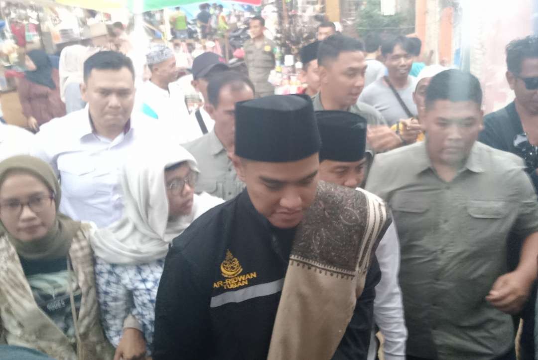 Ketum PSI, Kaesang Pengarep berziarah di makam Sunan Bonang Tuban beberapa waktu yang lalu (Foto: Khoirul Huda/Ngopibareng.id)