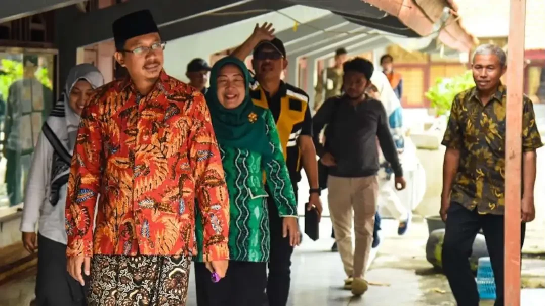 Bupati Sidoarjo Gus Muhdlor memakai batik oranye (Foto : Aini/Ngopibareng.id)