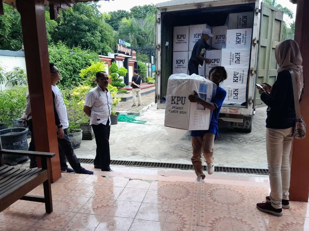 Logistik Pemilu 2024 tiba di Kecamatan Cepu, 8 Januari 2024. (Foto: Ahmad Sampurno/ Ngopibareng.id)