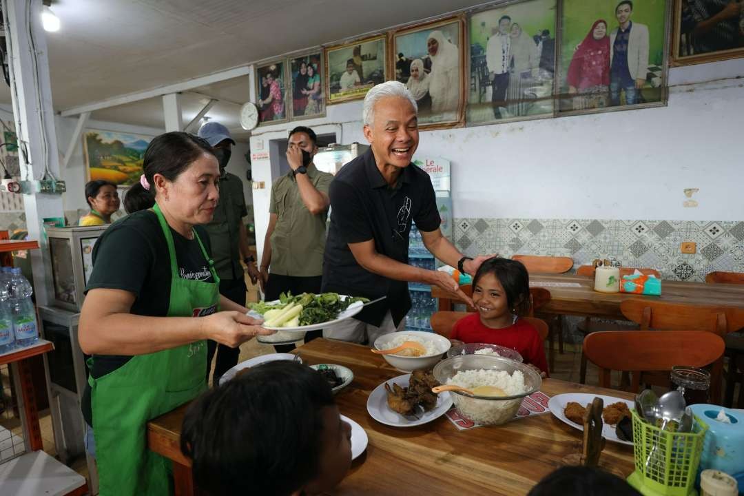 Capres Ganjar Pranowo menyapa anak-anak saat di Warung Sego Tempong Mbak Har di Benculuk, Banyuwangi. (Foto: Tim Media Ganjar)