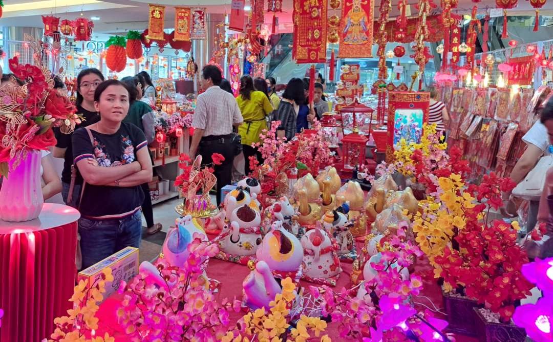 Suasana Pasar Atom yang dipenuhi pembeli hiasan pernak pernik Imlek. (Foto: Pita Sari/Ngopibareng.id)