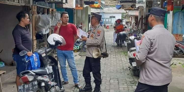 Anggota Satbinmas Polres Trenggalek sosialisasi di sejumlah pusat perekonomian. Di antaranya di Pasar Pon Trenggalek, Pasar burung yang berada disamping terminal bus Surodakan dan pasar hewan di kelurahan Tamanan, Trenggalek Selasa 6 Februari /2024.(Foto: dok. Polres trenggalek)